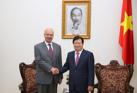 Phó Thủ tướng Chính phủ Trịnh Đình Dũng tiếp Đại sứ Liên bang Nga tại Việt Nam Konstantin Vnukov - ảnh 1